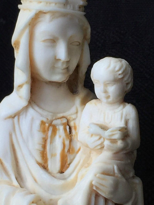 Madonna col Bambino del XIX secolo scolpita a mano