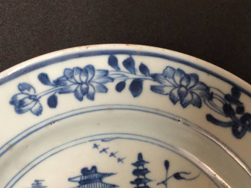 Chinesischer Porzellanteller aus dem 18. Jahrhundert mit Blumen- und Pagodendekoration