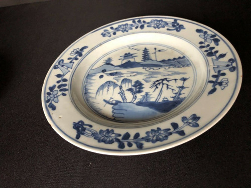 Chinesischer Porzellanteller aus dem 18. Jahrhundert mit Blumen- und Pagodendekoration