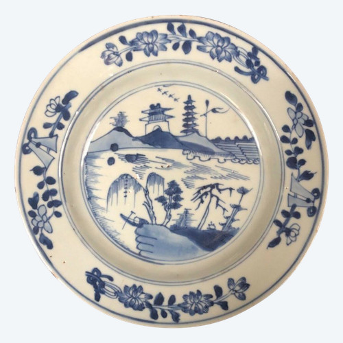 Chinesischer Porzellanteller aus dem 18. Jahrhundert mit Blumen- und Pagodendekoration