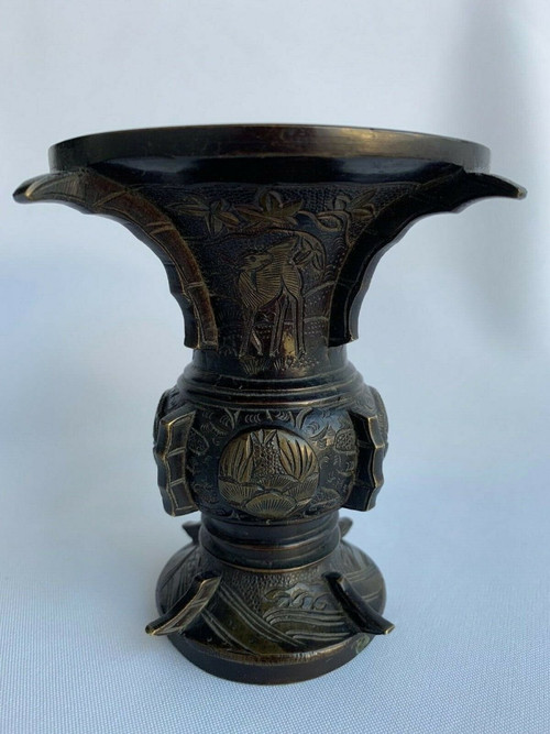 Japanese bronze vase with gilding, chiseled decoration of animals and fins, 19th century