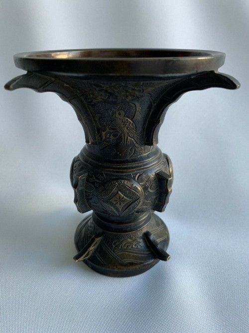 Japanese bronze vase with gilding, chiseled decoration of animals and fins, 19th century