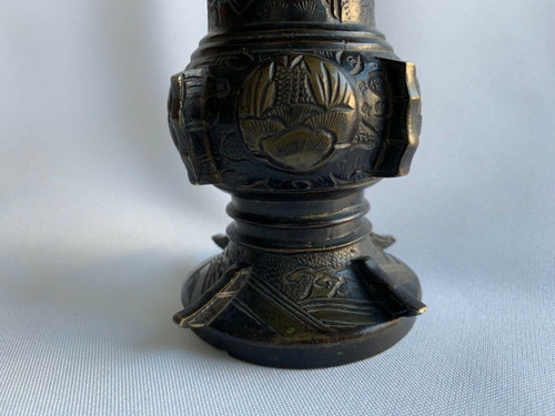 Japanese bronze vase with gilding, chiseled decoration of animals and fins, 19th century