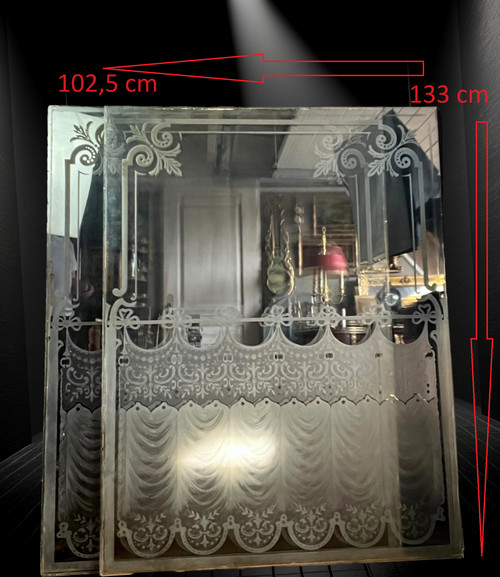 GRANDE PAIRE DE VITRES ANCIENNES DE BISTROT EN VERRE DÉPOLI ET GRAVÉ A L'ACIDE