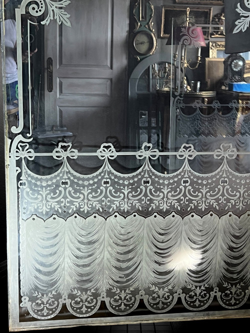 GRANDE PAIRE DE VITRES ANCIENNES DE BISTROT EN VERRE DÉPOLI ET GRAVÉ A L'ACIDE