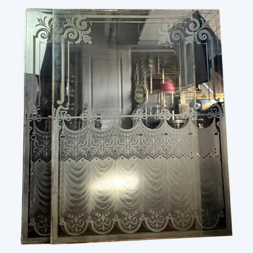 GRANDE PAIRE DE VITRES ANCIENNES DE BISTROT EN VERRE DÉPOLI ET GRAVÉ A L'ACIDE