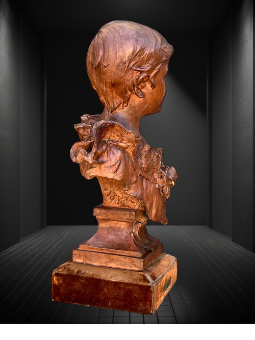 BUSTO DI GIOVANE DONNA IN TERRACOTTA SU BASE IN LEGNO FIRMATO “A.