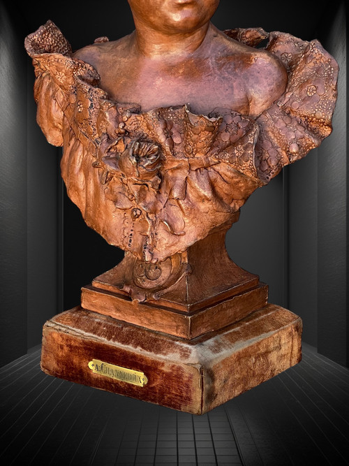 BUSTO DI GIOVANE DONNA IN TERRACOTTA SU BASE IN LEGNO FIRMATO “A.
