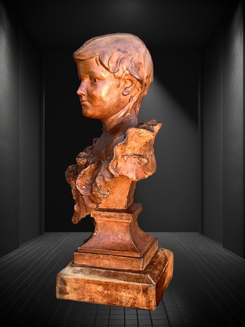BUSTO DI GIOVANE DONNA IN TERRACOTTA SU BASE IN LEGNO FIRMATO “A.
