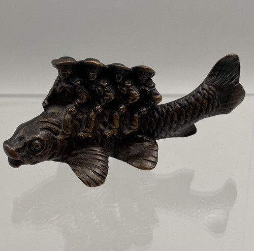 Okimono in bronzo soggetto marinai del XIX secolo a cavallo di un pesce