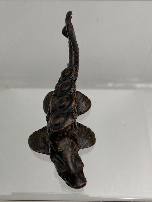 Okimono in bronzo soggetto marinai del XIX secolo a cavallo di un pesce