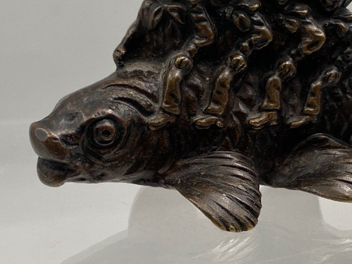 Okimono in bronzo soggetto marinai del XIX secolo a cavallo di un pesce