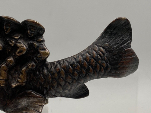 Okimono in bronzo soggetto marinai del XIX secolo a cavallo di un pesce