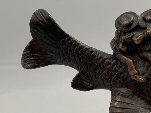 Okimono in bronzo soggetto marinai del XIX secolo a cavallo di un pesce