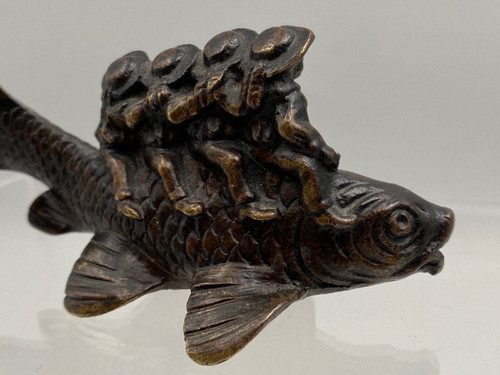 Okimono in bronzo soggetto marinai del XIX secolo a cavallo di un pesce