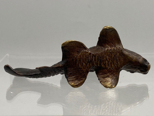 Okimono in bronzo soggetto marinai del XIX secolo a cavallo di un pesce