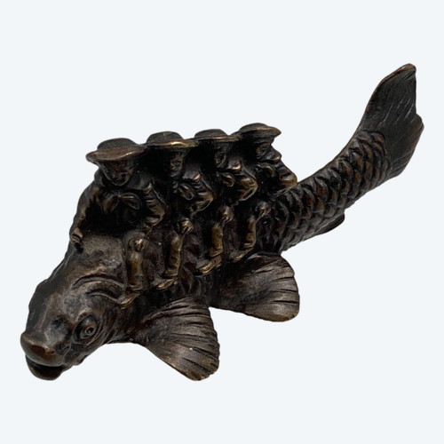 Okimono in bronzo soggetto marinai del XIX secolo a cavallo di un pesce