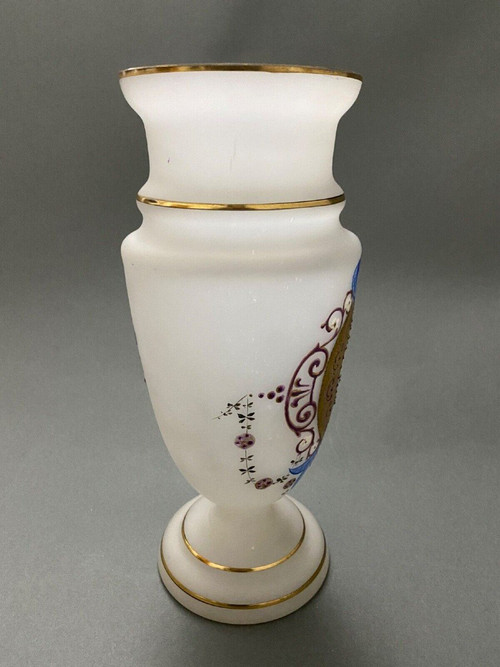 Vase en opaline fin XIXe décor émaillé Louis XVI