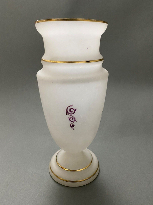 Vase en opaline fin XIXe décor émaillé Louis XVI