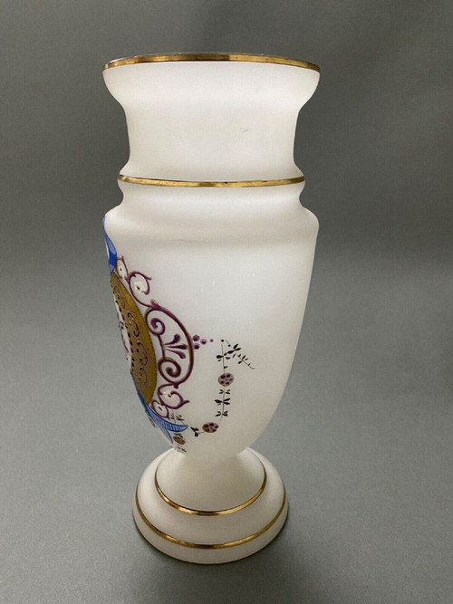 Vase en opaline fin XIXe décor émaillé Louis XVI