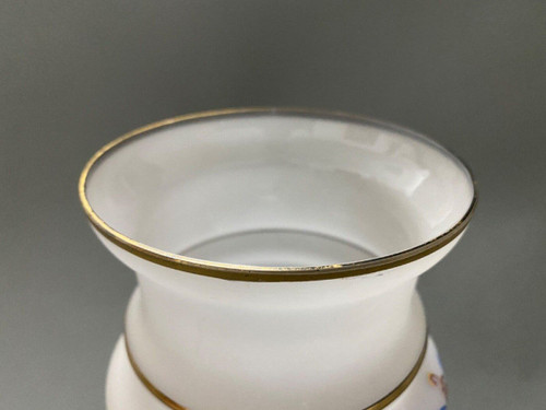 Vase en opaline fin XIXe décor émaillé Louis XVI