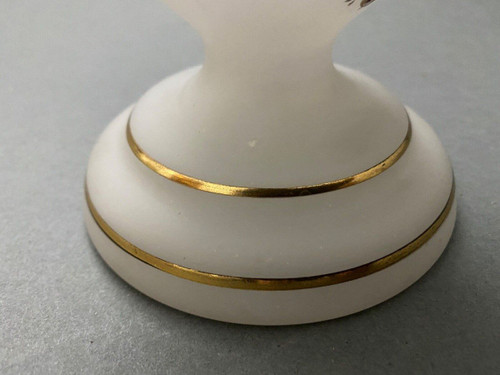 Vase en opaline fin XIXe décor émaillé Louis XVI