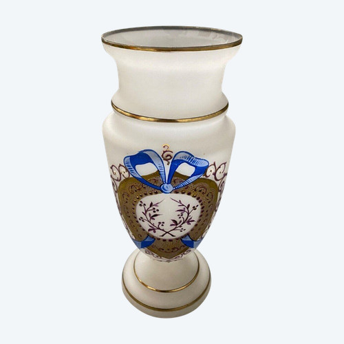 Vase en opaline fin XIXe décor émaillé Louis XVI