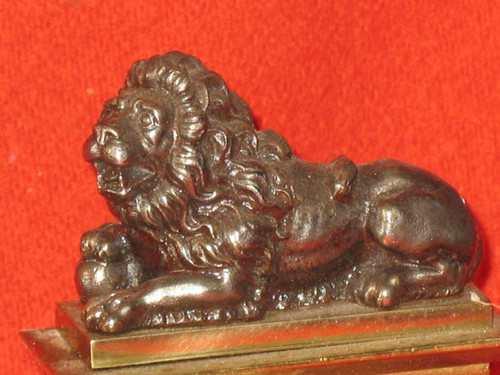 Devant de cheminée barre de foyer en arc de cercle en bronze avec paire de lions époque 19ème