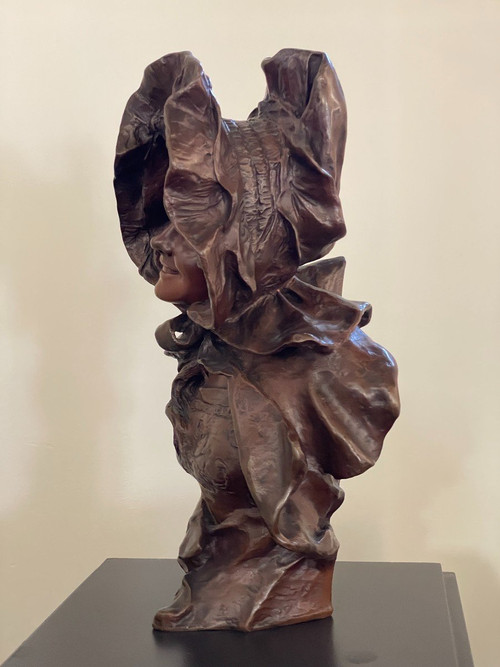 Elegante Scultura in Bronzo con Cappello del XIX Secolo