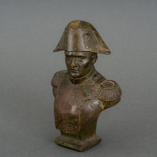 Busto di Napoleone in bronzo del XIX secolo con soggetto in patina marrone sfumata e finemente cesellato