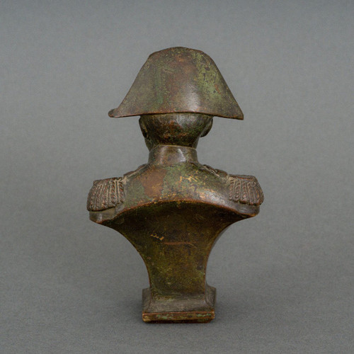 Busto di Napoleone in bronzo del XIX secolo con soggetto in patina marrone sfumata e finemente cesellato