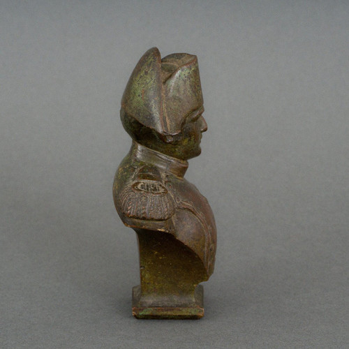 Busto di Napoleone in bronzo del XIX secolo con soggetto in patina marrone sfumata e finemente cesellato
