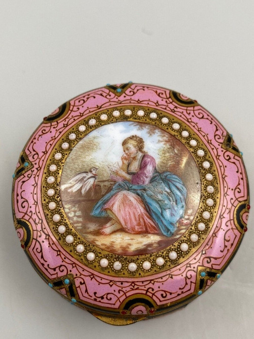 Pilulier en émail du XIXe décor romantique avec cartouche femme en costume