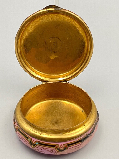 Pilulier en émail du XIXe décor romantique avec cartouche femme en costume