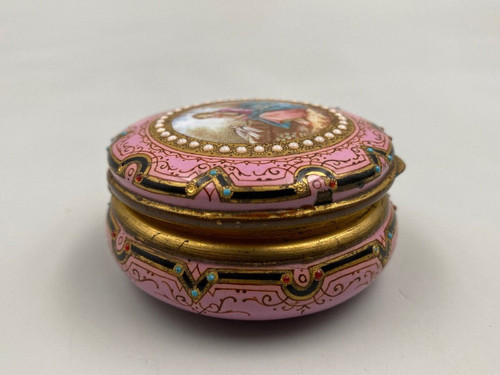 Pilulier en émail du XIXe décor romantique avec cartouche femme en costume