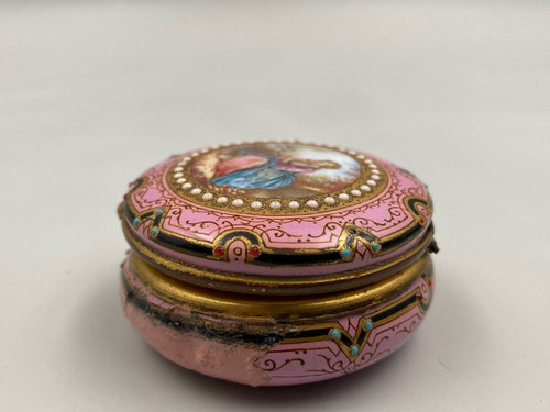 Pilulier en émail du XIXe décor romantique avec cartouche femme en costume