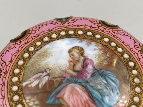 Pilulier en émail du XIXe décor romantique avec cartouche femme en costume