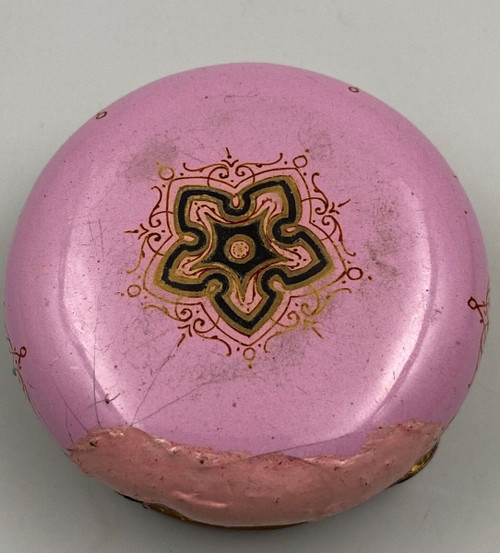 Pilulier en émail du XIXe décor romantique avec cartouche femme en costume