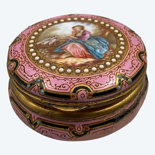 Pilulier en émail du XIXe décor romantique avec cartouche femme en costume