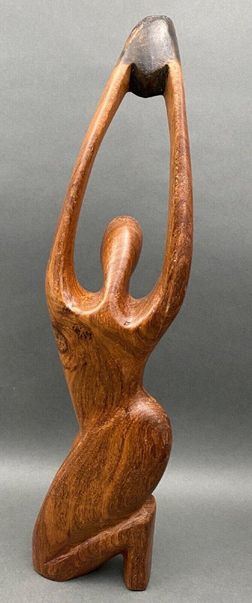 Statua brutalista del 1970 di una donna nuda scolpita in legno massiccio