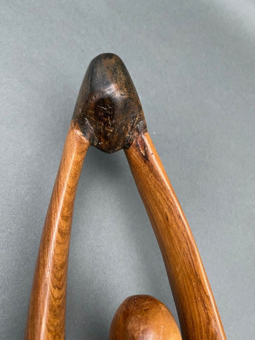 Statua brutalista del 1970 di una donna nuda scolpita in legno massiccio