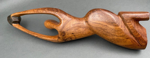 Statua brutalista del 1970 di una donna nuda scolpita in legno massiccio