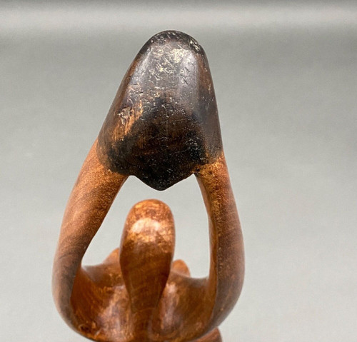 Statua brutalista del 1970 di una donna nuda scolpita in legno massiccio
