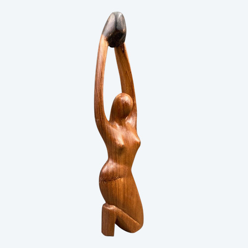 Statua brutalista del 1970 di una donna nuda scolpita in legno massiccio