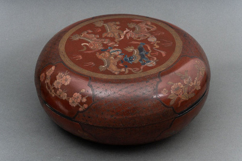 Red lacquer box China, early 20th century, decorated with dragon, Fô dog