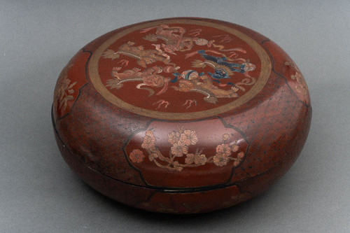 Red lacquer box China, early 20th century, decorated with dragon, Fô dog