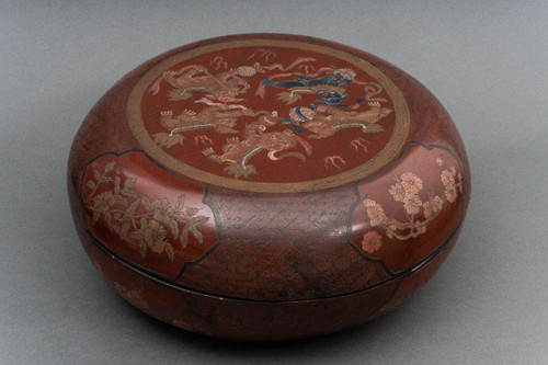 Red lacquer box China, early 20th century, decorated with dragon, Fô dog