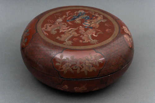 Red lacquer box China, early 20th century, decorated with dragon, Fô dog
