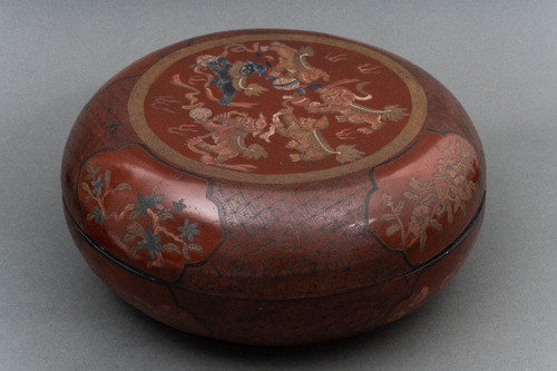Red lacquer box China, early 20th century, decorated with dragon, Fô dog