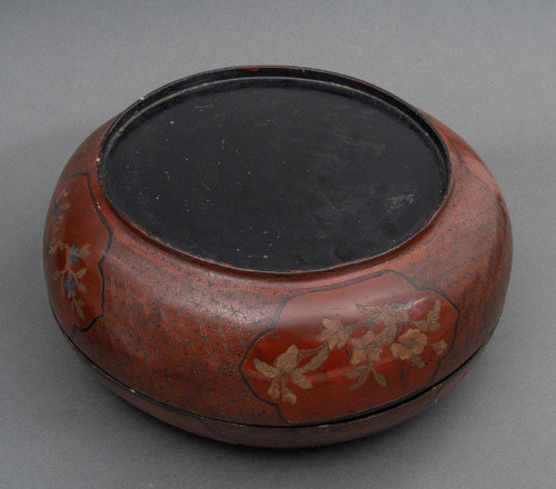 Red lacquer box China, early 20th century, decorated with dragon, Fô dog